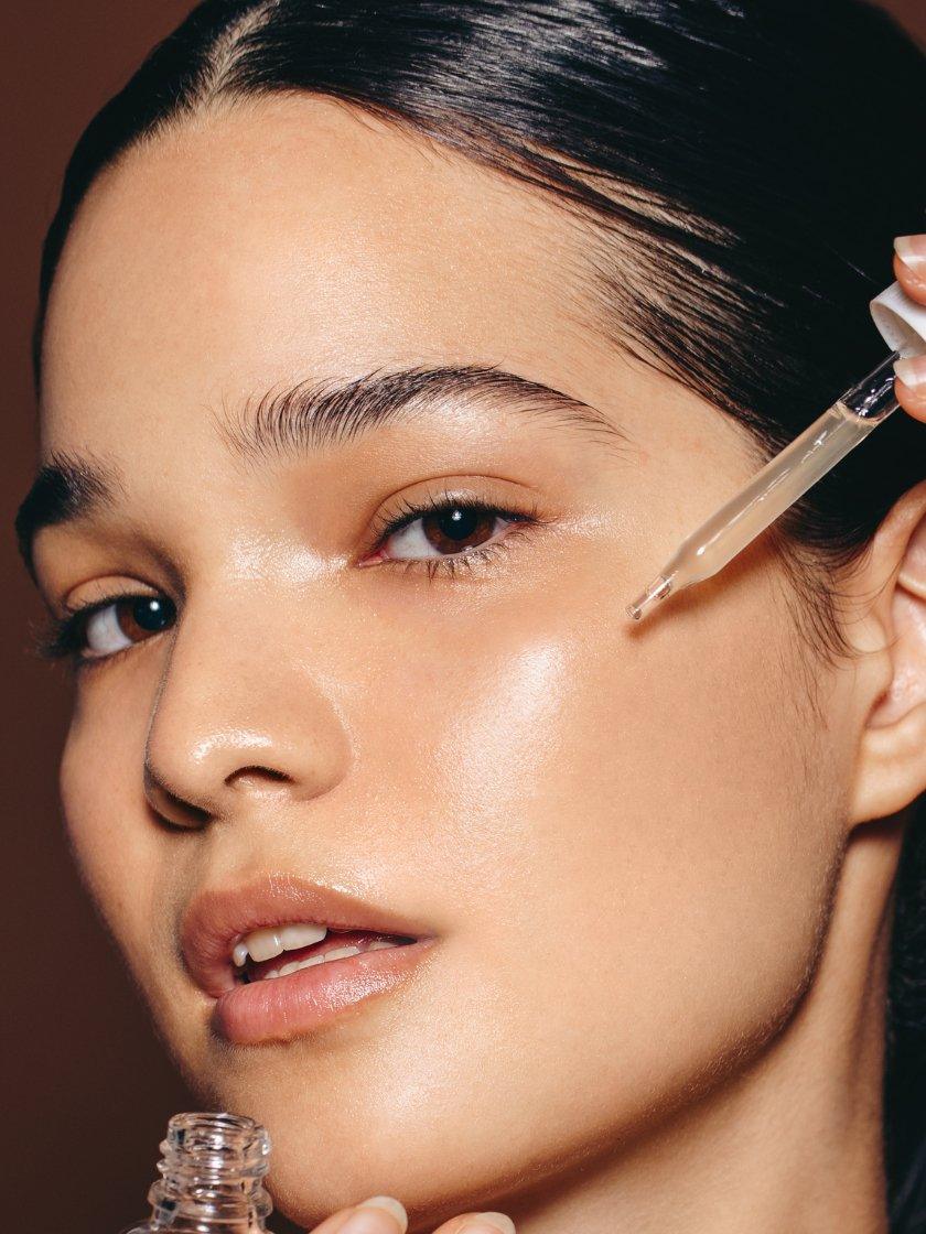 Eclat Soin Natural Retinol-Alternative Oil Serum applied to a glowing complexion for healthy skin